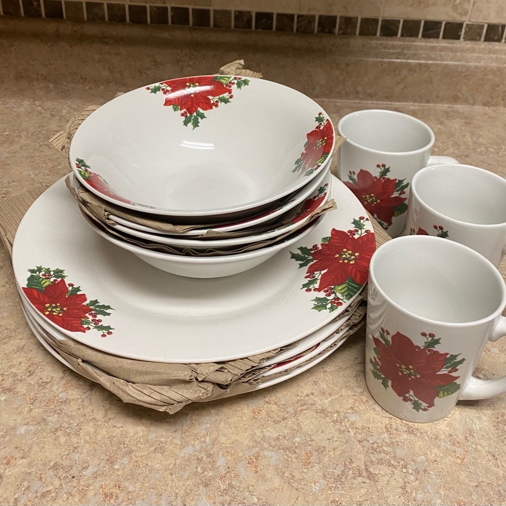 Holiday Dinner Set - Picture 3 of 4
